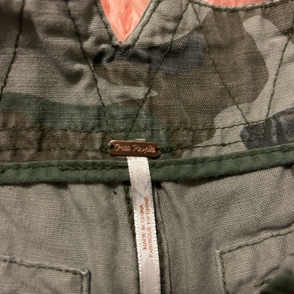 Free People Camo Cargo Shorts size 0 - Picture 2 of 3